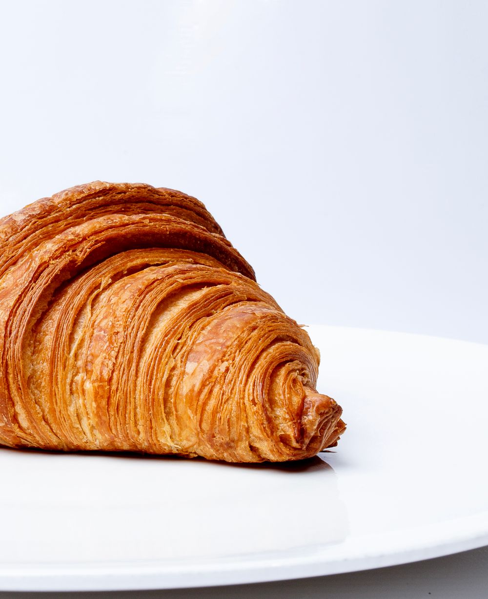 Croissant dorado recién horneado