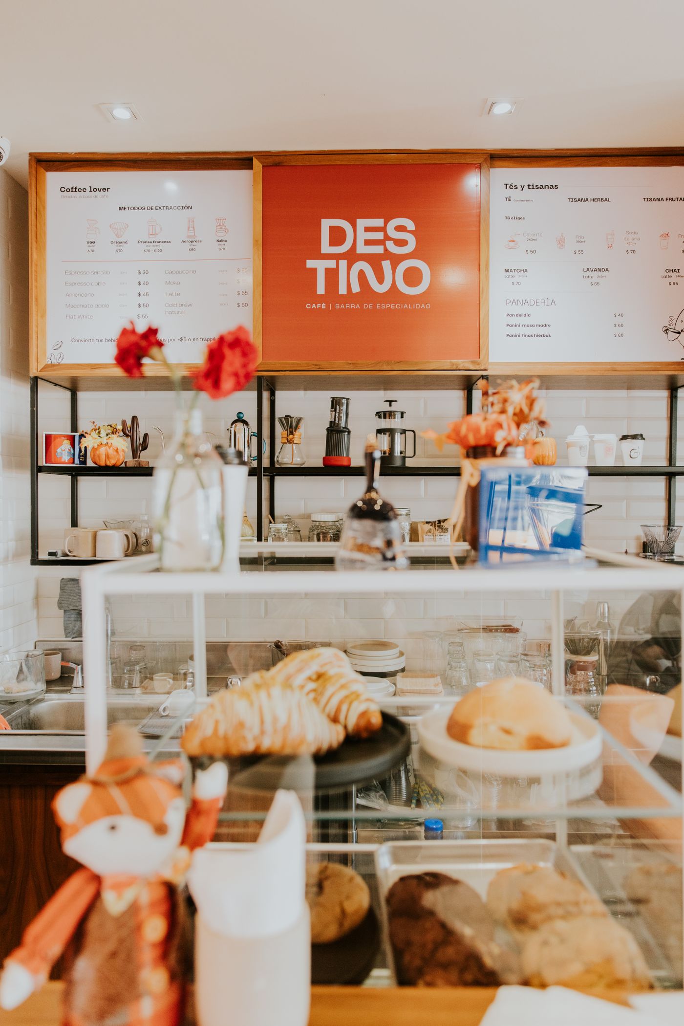 Interior cálido de una panadería con vitrina